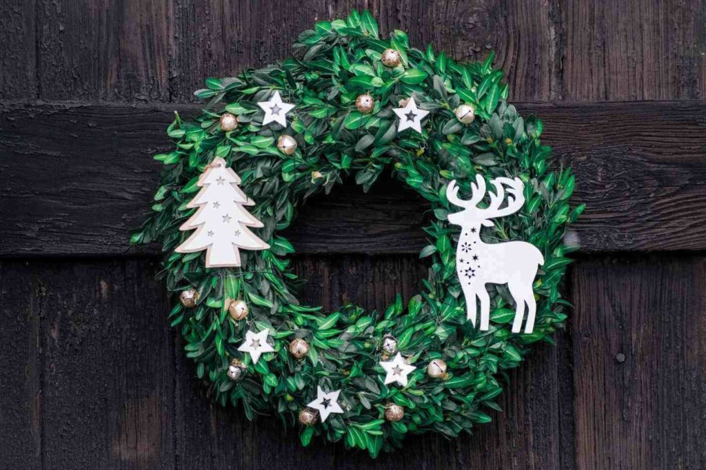 green wreath - bring natural greenery in for the holidays