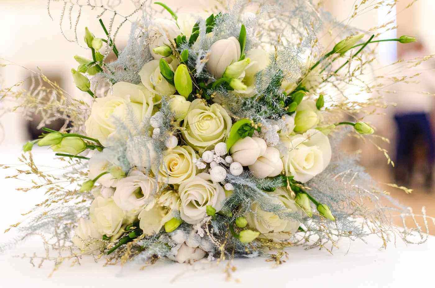 white bridal bouquet - what kind of flowers to get for weddings
